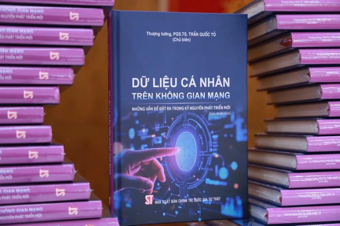 Cuốn sách Dữ liệu cá nhân trên không gian mạng - Những vấn đề đặt ra trong kỷ nguyên phát triển mới.