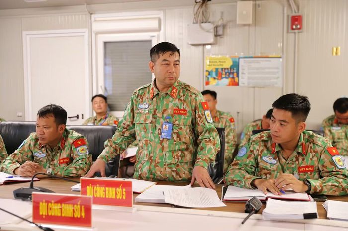 Đại tá Nguyễn Xuân Thành, Đội trưởng Đội Công binh số 5 phát biểu tại hội nghị. (Ảnh: Cục Gìn giữ hòa bình Việt Nam)