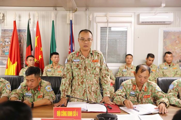 Trung tá Trần Thanh Sơn, Phó Đội trưởng Đội Công binh số 4 trao đổi với Đội Công binh số 5 những kinh nghiệm thực tiễn trong quá trình thực hiện nhiệm vụ tại Abyei. (Ảnh: Cục Gìn giữ hòa bình Việt Nam)