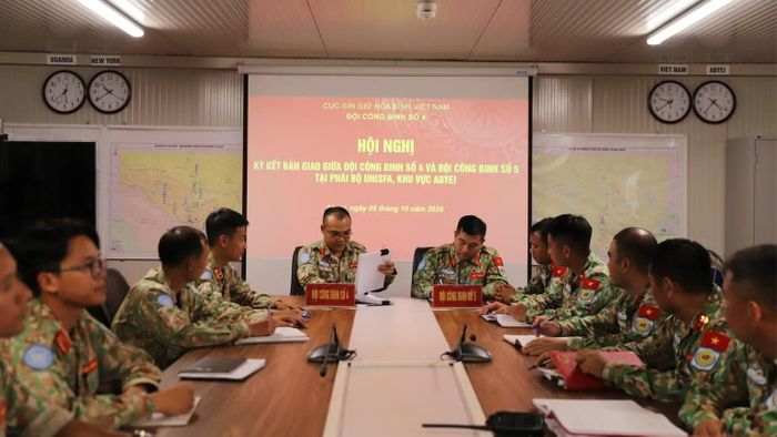 Việc tổ chức bàn giao trực tiếp tại thực địa có ý nghĩa quan trọng trong bảo đảm tính liên tục của nhiệm vụ tại Phái bộ Liên hợp quốc. (Ảnh: Cục Gìn giữ hòa bình Việt Nam)