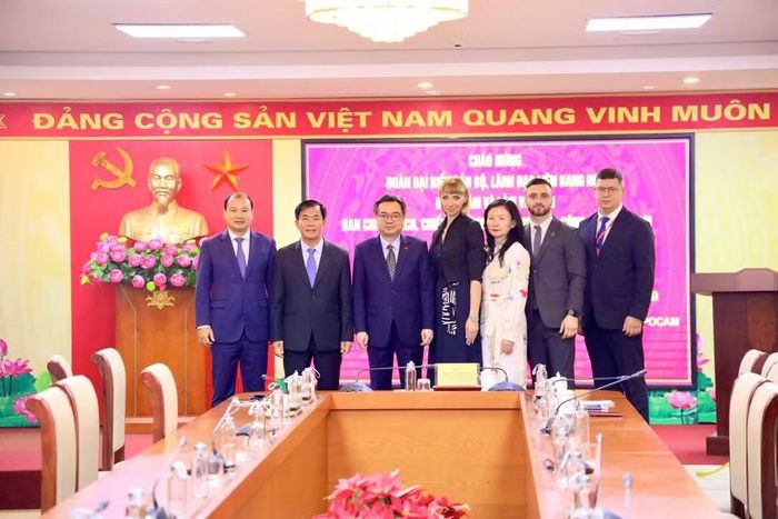 Các đại biểu chụp ảnh lưu niệm. (Ảnh: Ban Chính sách, chiến lược Trung ương)