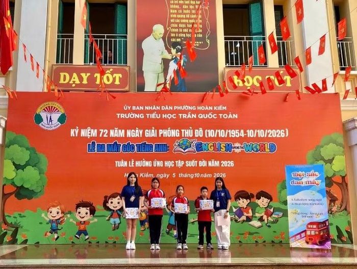 Ban tổ chức Libreria Project trao quà cho các em học sinh. (Ảnh: DIỆU HƯƠNG)