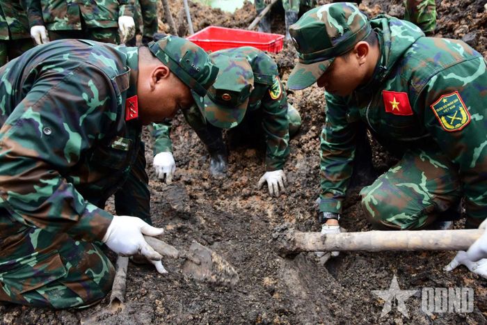 Đội K74 quy tập hài cốt liệt sĩ tại Công viên Lê Thị Riêng. Ảnh: MINH PHƯƠNG