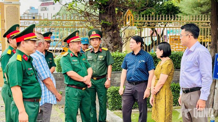 Thiếu tướng Nguyễn Thành Trung (thứ 5, từ phải sang) tiếp xúc với nhân chứng và cán bộ địa phương trong chuyến khảo sát thông tin hài cốt liệt sĩ tại Gò Vấp. Ảnh: MINH PHƯƠNG
