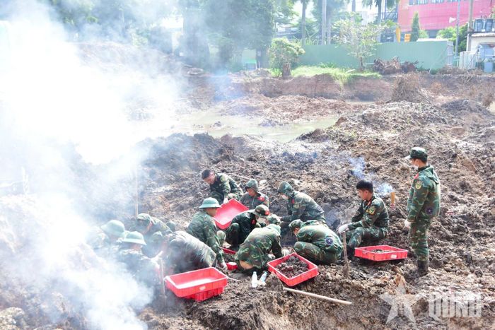 Đội K74 quy tập hài cốt liệt sĩ tại Công viên Lê Thị Riêng. Ảnh: MINH PHƯƠNG