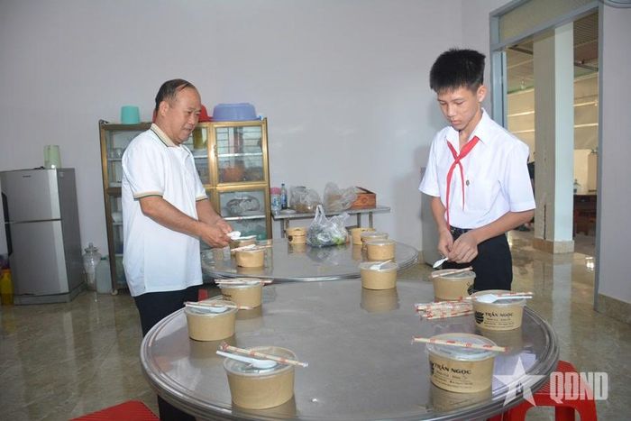 Em Nguyễn Trần Thiện Chí phụ giúp các bố nuôi chuẩn bị bữa sáng cho cán bộ, chiến sĩ Đồn Biên phòng Cửa khẩu Đắk Ruê (Ban chỉ huy Bộ đội Biên phòng tỉnh Đắk Lắk).