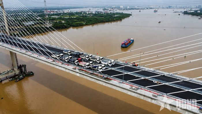 Thử tải cầu Phước Khánh, “mắt xích” cuối cùng của tuyến cao tốc Bến Lức - Long Thành. Ảnh: TRUNG CHÁNH