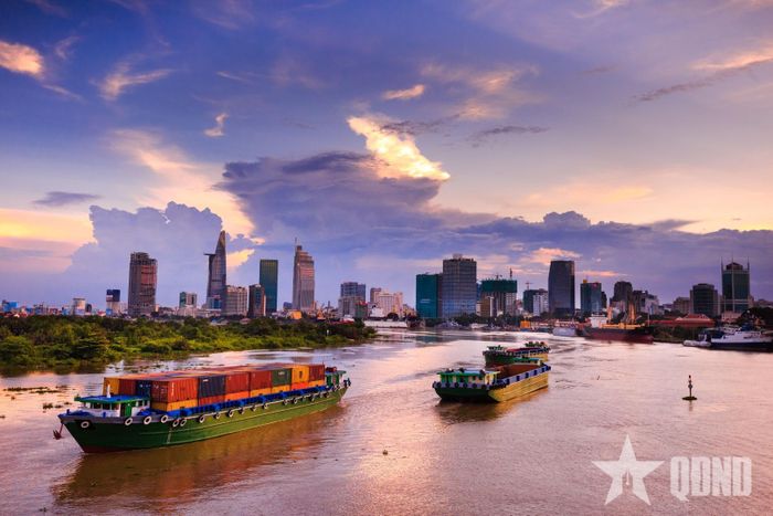 Vận chuyển hàng hóa trên sông Sài Gòn, kết nối TP Hồ Chí Minh với các địa phương trong vùng. Ảnh: QUANG VINH