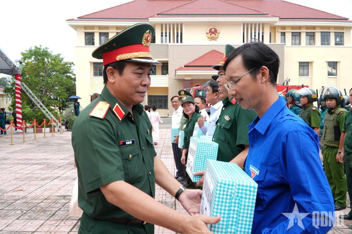 Thiếu tướng Vũ Văn Điền, Tư lệnh Bộ tư lệnh TP Hồ Chí Minh trao quà động viên các lực lượng tham gia tốt diễn tập. 