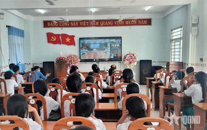 Giáo viên, học sinh dự phát động trực tuyến tại một điểm cầu thuộc tỉnh Lâm Đồng.