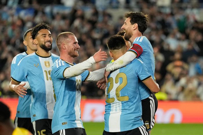  Messi mừng bàn thắng ấn định tỷ số 3-0 cho đội tuyển Argentina. Ảnh: AP