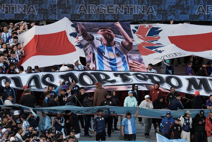 Các cổ động viên tri ân những đóng góp của Messi. Ảnh: AP