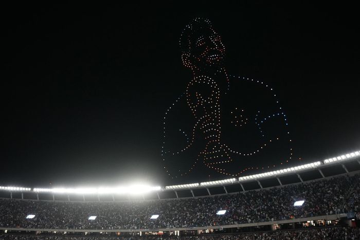 Màn trình diễn ánh sáng của thiết bị bay không người lái tôn vinh những đóng góp của Messi cho đội tuyển Argentina. Ảnh: AP