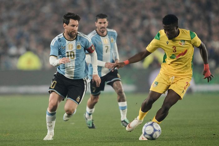  Messi thi đấu năng nổ trong trận chia tay đội tuyển Argentina. Ảnh: AP