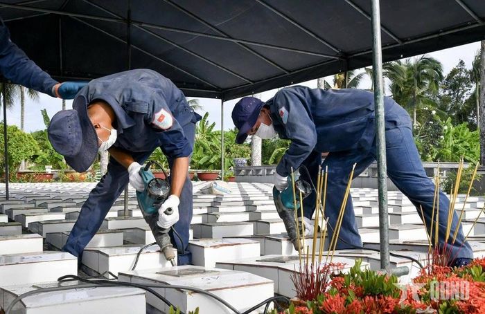 Đội K91, Bộ CHQS tỉnh Đồng Tháp thực hiện nhiệm vụ lấy mẫu hài cốt liệt sĩ chưa xác định được thông tin.