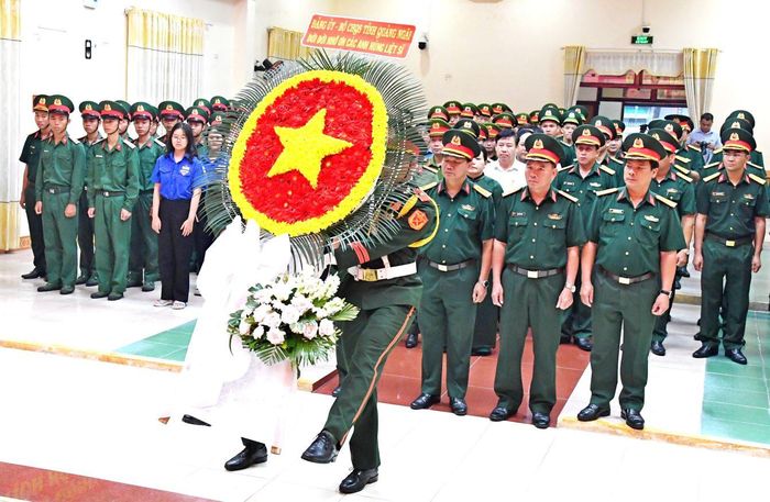 Dâng hoa, dâng hương tưởng nhớ các anh hùng liệt sĩ.