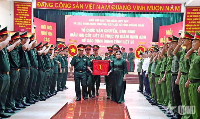 Các đại biểu tổ chức đưa mẫu sinh phẩm ra xe vận chuyển.