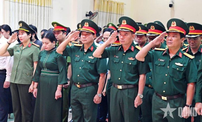 Các đại biểu dành phút mặc niệm tưởng nhớ các anh hùng liệt sĩ.