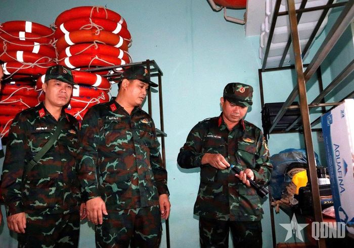  Đại tá Nguyễn Thế Vinh, Chỉ huy trưởng Bộ CHQS thành phố Đà Nẵng (ngoài cùng bên phải) kiểm tra vật chất cứu hộ cứu nạn tại xã Duy Nghĩa. 
