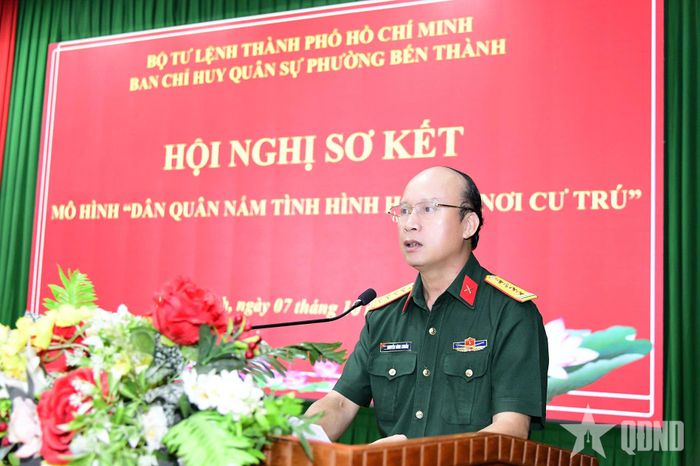 Đại tá Nguyễn Đình Chuẩn, Phó chính ủy Bộ tư lệnh TP Hồ Chí Minh phát biểu tại hội nghị. 