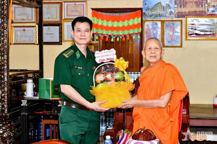 Đại tá Lương Hữu Trung, Phó chỉ huy trưởng Ban chỉ huy Bộ đội Biên phòng TP Cần Thơ thăm, tặng quà Hòa thượng Thạch Huôl, Trụ trì chùa Prey Chóp, xã Lai Hòa, TP Cần Thơ.