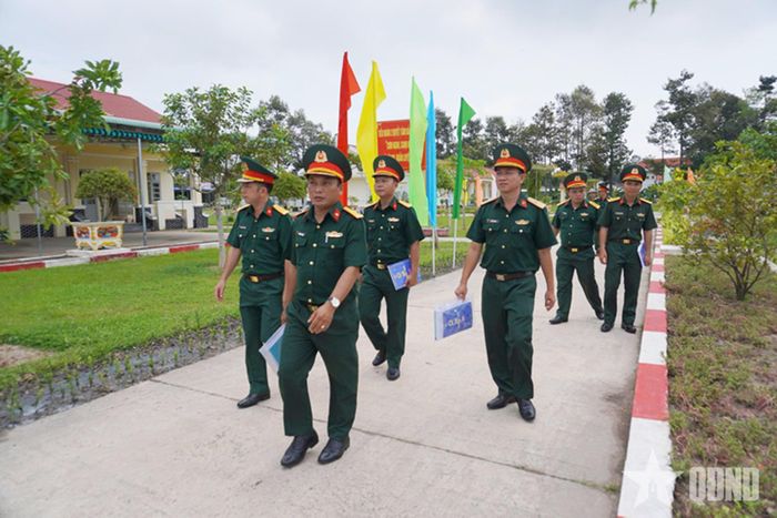 Ban giám khảo kiểm tra tại đơn vị.