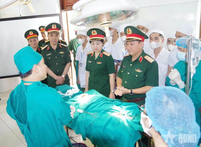 Đoàn công tác kiểm tra việc học tập của học viên Trường Cao đẳng Hậu cần 1.