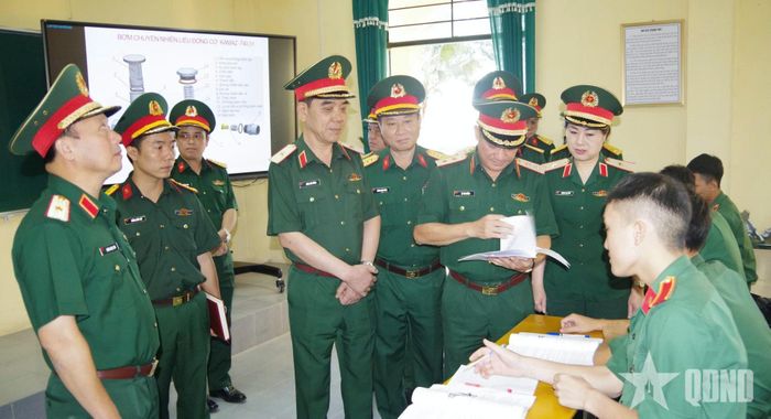 Đoàn công tác kiểm tra việc học tập của học viên Trường Cao đẳng Kỹ thuật quân sự 1.