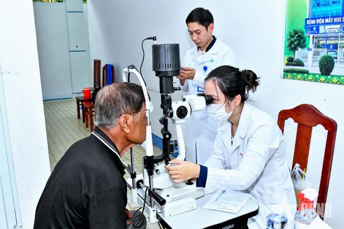 Người dân được khám, tư vấn miễn phí các bệnh lý về mắt.