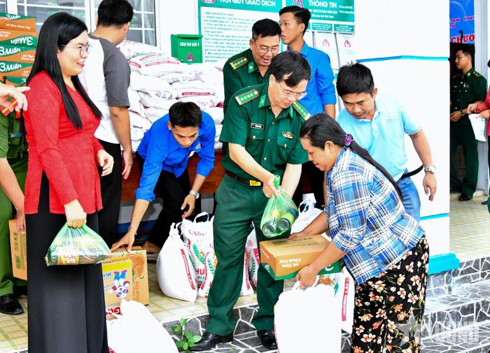 Đại tá Hà Huy Trường, Phó chính ủy Ban chỉ huy Bộ đội Biên phòng TP Cần Thơ và đồng chí Nguyễn Thúy Huyên, Phó bí thư Thường trực Đảng ủy, Chủ nhiệm Ủy ban Kiểm tra Đảng ủy phường Vĩnh Phước (TP Cần Thơ) tặng quà cho người nghèo tại chương trình "Gian hàng 0 đồng".