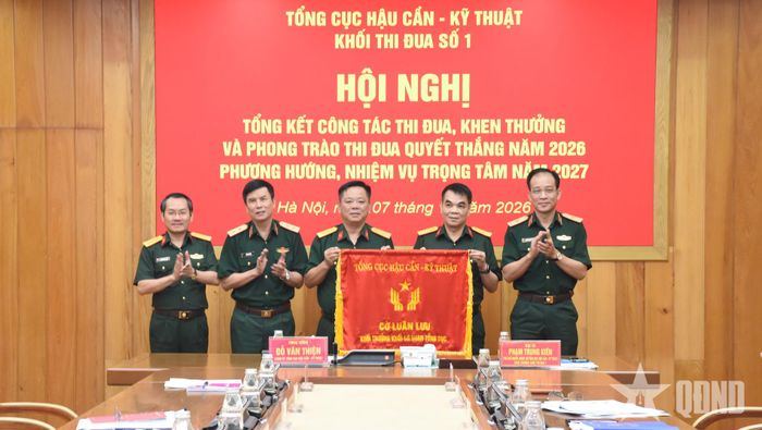  Trung tướng Đỗ Văn Thiện chứng kiến bàn giao Cờ luân lưu Khối trưởng Khối thi đua số 1 từ Cục Chính trị sang Cục Hậu cần- Kỹ thuật.