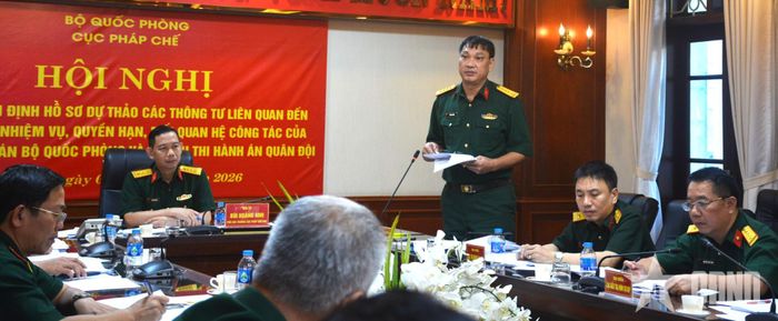 Đại tá Vũ Gia Phong, Phó cục trưởng Cục Thi hành án Bộ Quốc phòng phát biểu tại hội nghị.