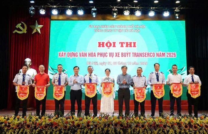 Lãnh đạo Transerco trao cờ lưu niệm tặng các đơn vị tham gia hội thi.