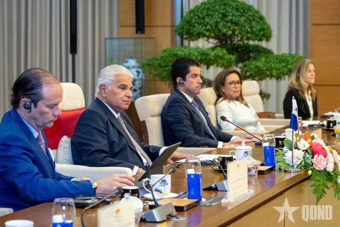 Tổng thống Panama José Raúl Mulino và các đại biểu phía Panama.