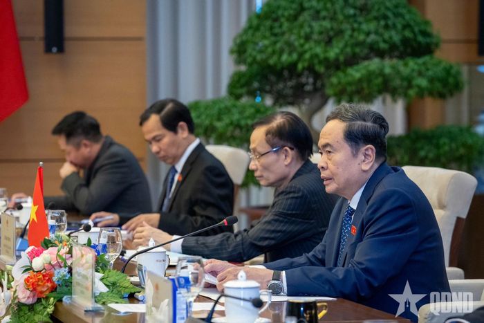 Chủ tịch Quốc hội Trần Thanh Mẫn và các đại biểu phía Việt Nam.