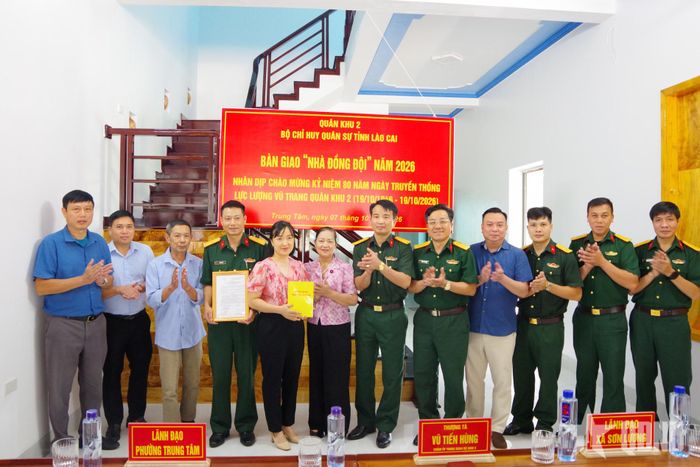  Đại biểu Phòng Chính trị, Bộ CHQS tỉnh Lào Cai, lãnh đạo UBND xã Sơn Lương cùng các đại biểu và gia đình. 