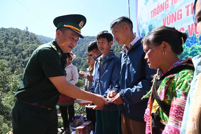   Đại tá Trương Minh Đức, Chỉ huy trưởng Ban chỉ huy Bộ đội Biên phòng tỉnh Lai Châu tặng quà các hộ dân bản Ngài Thầu. 