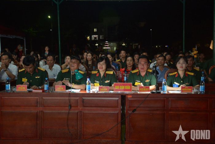  Các thành viên Ban tổ chức, Ban giám khảo theo dõi, chấm điểm Liên hoan nghệ thuật quần chúng của Lữ đoàn Đặc công bộ 198.
