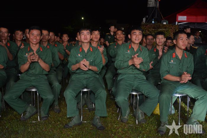  Các chiến sĩ trẻ cổ vũ, tiếp lửa cho đồng đội trên sân khấu.