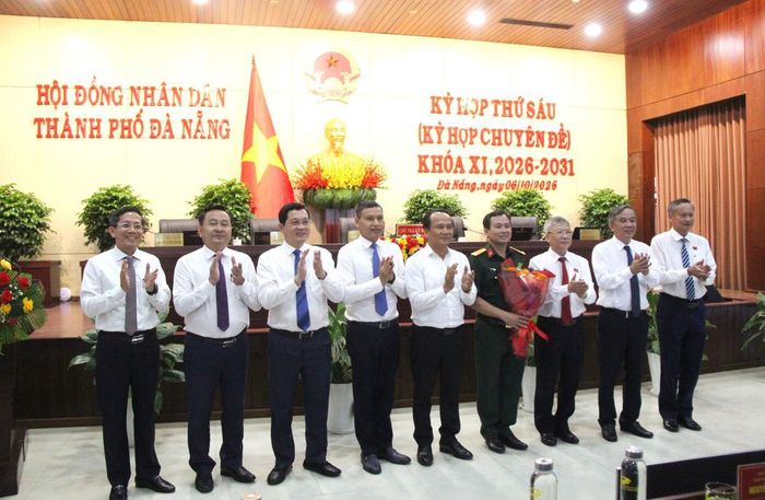 Lãnh đạo thành phố tặng hoa chúc mừng Đại tá Nguyễn Thế Vinh.