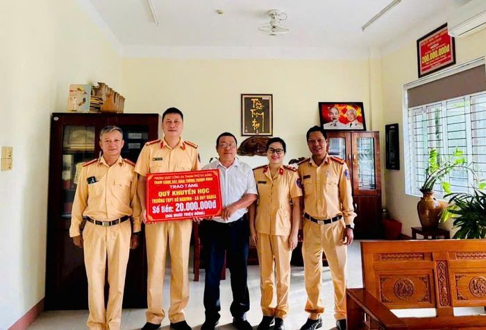 Trạm CSGT Thăng Bình trao Quỹ khuyến học Trường THPT Hồ Nghinh, xã Duy Nghĩa.