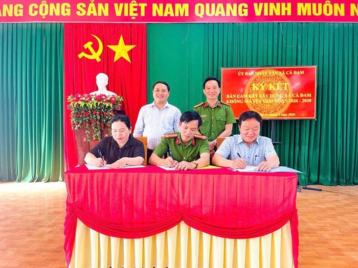 Công an xã và các tổ chức Hội, đoàn thể ký kết “Bản cam kết xây dựng xã Cà Đam không ma túy” (giai đoạn 2026-2030).