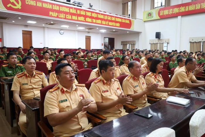 Đại biểu cùng các học viên tham dự lễ khai mạc.