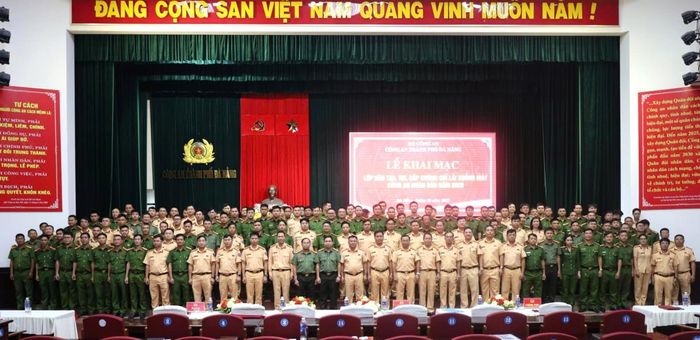 Các đại biểu cùng học viên chụp hình lưu niệm tại buổi khai mạc.