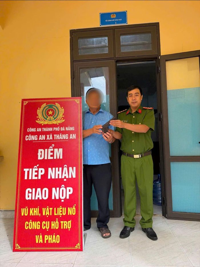 Người dân giao nộp khẩu súng ngắn.