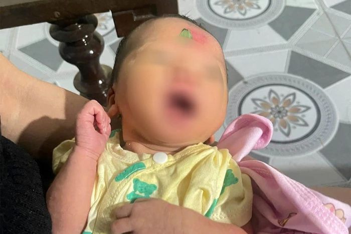 Cháu bé sơ sinh hiện đang được vợ chồng ông S. chăm sóc.