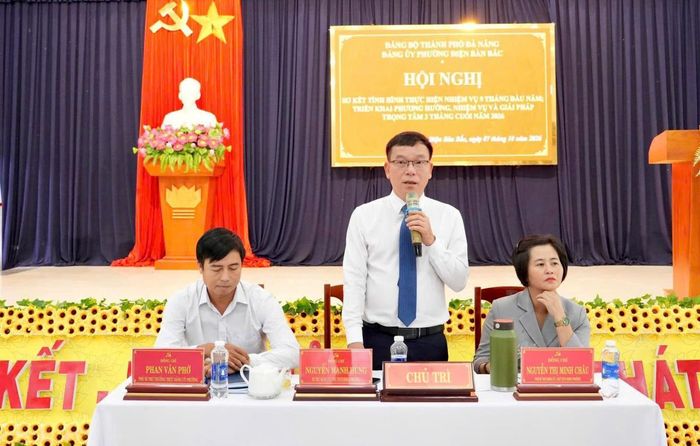 Ông Nguyễn Mạnh Hùng - Bí thư Đảng ủy phường Điện Bàn Bắc điều phối hội nghị.