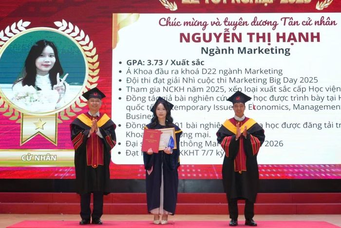 Nguyễn Thị Hạnh nhận bằng tốt nghiệp và được tuyên dương tại lễ tốt nghiệp năm 2026.