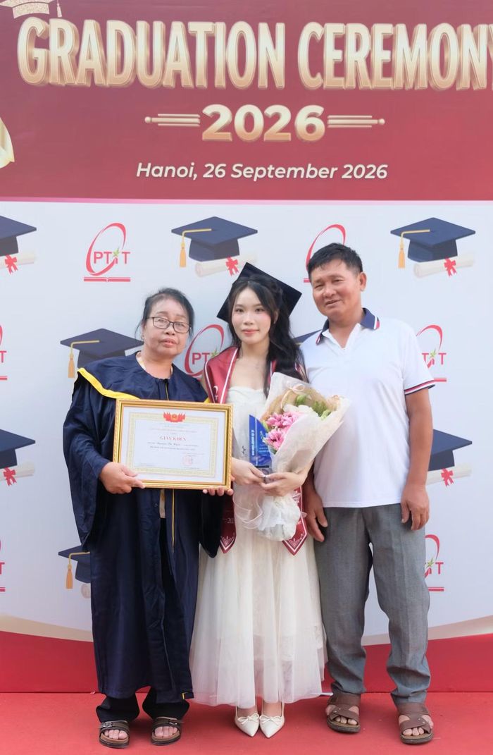 Nguyễn Thị Hạnh rạng rỡ bên mẹ và cậu ruột trong ngày tốt nghiệp.