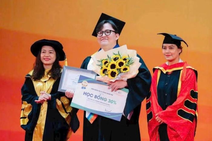 Hoàng Việt Anh tốt nghiệp thủ khoa khối ngành Ngôn ngữ của trường ĐH FPT với điểm GPA 3.51/4.0. (Ảnh: NVCC)